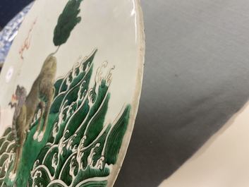 Een ronde Chinese famille verte plaquette met een kylin, 19e eeuw