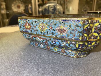 Een Chinese vierkante cloisonn&eacute; kom, Ming