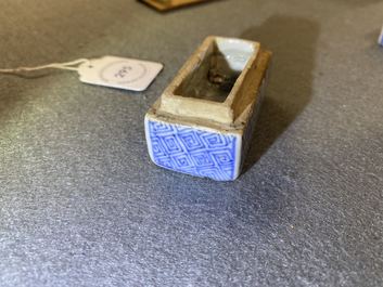 Een Chinees blauw-wit ko-sometsuke dekseldoosje voor de Japanse markt, Transitie periode