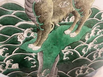 Een ronde Chinese famille verte plaquette met een kylin, 19e eeuw