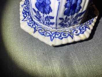 Een paar grote blauw-witte Delftse dekselvazen, 18e eeuw