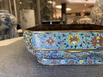 Een Chinese vierkante cloisonn&eacute; kom, Ming