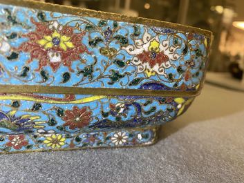 Een Chinese vierkante cloisonn&eacute; kom, Ming