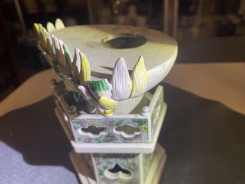 Un groupe en biscuit &eacute;maill&eacute; vert figurant Guanyin sur tr&ocirc;ne de lotus, Kangxi