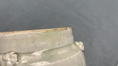 Deux bols et une jarre en porcelaine de Chine de type qingbai, Song