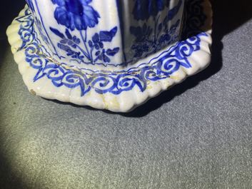 Een paar grote blauw-witte Delftse dekselvazen, 18e eeuw