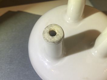 Un br&ucirc;le-parfum tripod en porcelaine blanc de Chine de Dehua