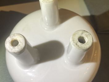 Un br&ucirc;le-parfum tripod en porcelaine blanc de Chine de Dehua