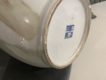 Un vase en porcelaine de Chine famille rose, marque de Qianlong, R&eacute;publique