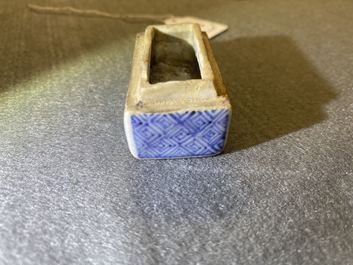 Een Chinees blauw-wit ko-sometsuke dekseldoosje voor de Japanse markt, Transitie periode
