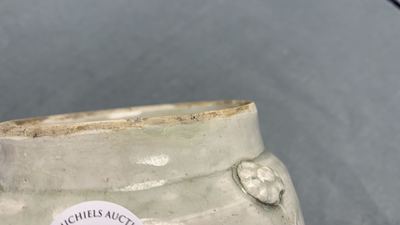 Deux bols et une jarre en porcelaine de Chine de type qingbai, Song