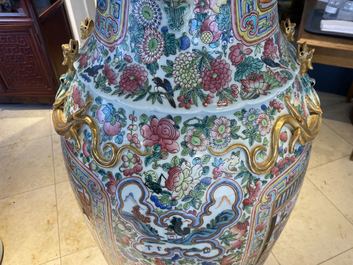 Une paire de vases de taille exceptionelle en porcelaine de Chine famille rose, 19&egrave;me