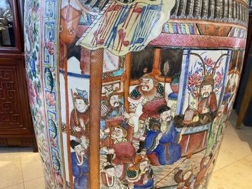 Une paire de vases de taille exceptionelle en porcelaine de Chine famille rose, 19&egrave;me