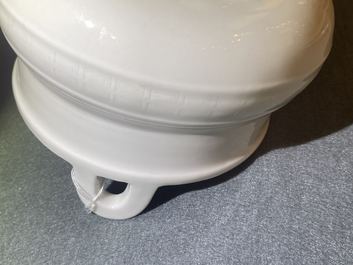 Un br&ucirc;le-parfum tripod en porcelaine blanc de Chine de Dehua