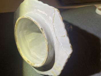 Een paar grote blauw-witte Delftse dekselvazen, 18e eeuw