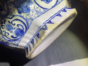 Een paar grote blauw-witte Delftse dekselvazen, 18e eeuw