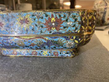 Een Chinese vierkante cloisonn&eacute; kom, Ming
