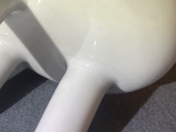 Un br&ucirc;le-parfum tripod en porcelaine blanc de Chine de Dehua