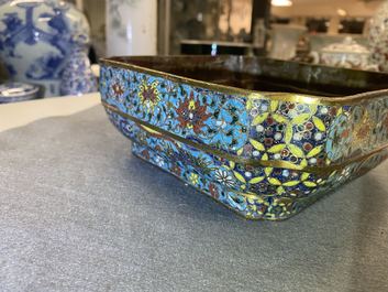 Een Chinese vierkante cloisonn&eacute; kom, Ming