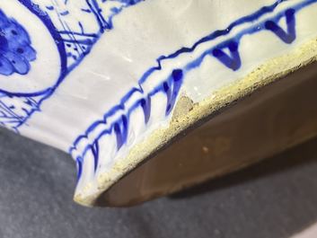 Een paar grote blauw-witte Delftse dekselvazen, 18e eeuw