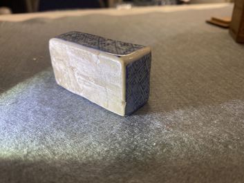Een Chinees blauw-wit ko-sometsuke dekseldoosje voor de Japanse markt, Transitie periode