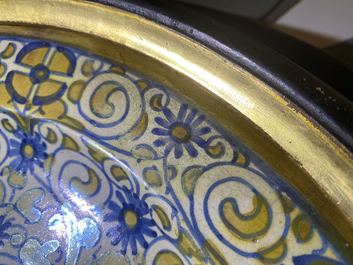 Een polychrome Italiaanse majolica schotel met lusterglazuur, Deruta, 2e helft 16e eeuw