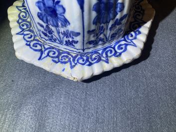 Een paar grote blauw-witte Delftse dekselvazen, 18e eeuw