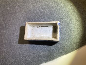 Een Chinees blauw-wit ko-sometsuke dekseldoosje voor de Japanse markt, Transitie periode