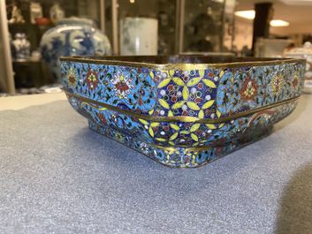 Een Chinese vierkante cloisonn&eacute; kom, Ming