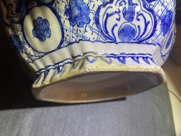 Een paar grote blauw-witte Delftse dekselvazen, 18e eeuw