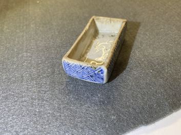 Een Chinees blauw-wit ko-sometsuke dekseldoosje voor de Japanse markt, Transitie periode