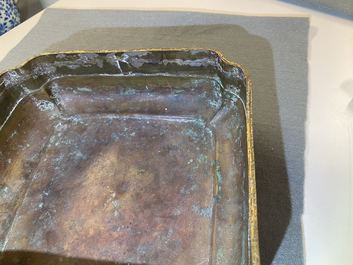 Een Chinese vierkante cloisonn&eacute; kom, Ming