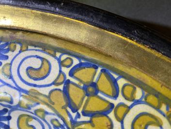 Een polychrome Italiaanse majolica schotel met lusterglazuur, Deruta, 2e helft 16e eeuw