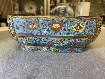 Een Chinese vierkante cloisonn&eacute; kom, Ming