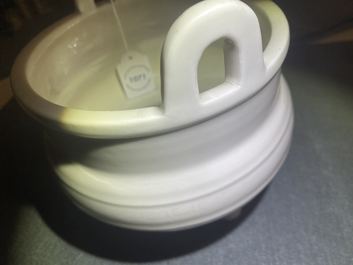Un br&ucirc;le-parfum tripod en porcelaine blanc de Chine de Dehua