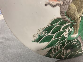 Een ronde Chinese famille verte plaquette met een kylin, 19e eeuw