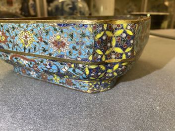 Een Chinese vierkante cloisonn&eacute; kom, Ming