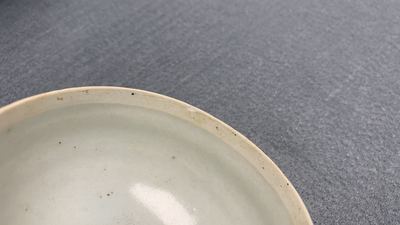 Deux bols et une jarre en porcelaine de Chine de type qingbai, Song