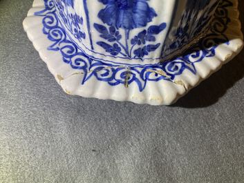Een paar grote blauw-witte Delftse dekselvazen, 18e eeuw