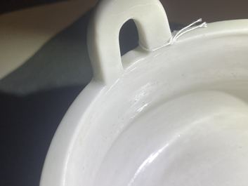 Un br&ucirc;le-parfum tripod en porcelaine blanc de Chine de Dehua