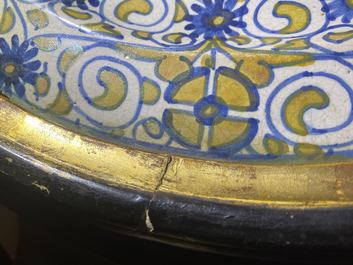 Een polychrome Italiaanse majolica schotel met lusterglazuur, Deruta, 2e helft 16e eeuw
