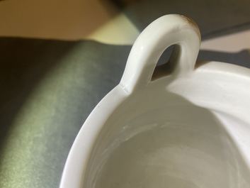 Un br&ucirc;le-parfum tripod en porcelaine blanc de Chine de Dehua