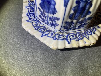 Een paar grote blauw-witte Delftse dekselvazen, 18e eeuw