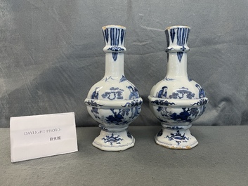Een paar blauw-witte Delftse chinoiserie vazen, eind 17e eeuw
