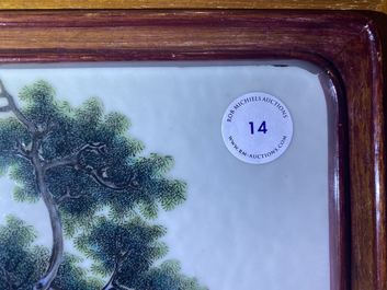 Een Chinese famille rose plaquette met dames in een tuin, Republiek