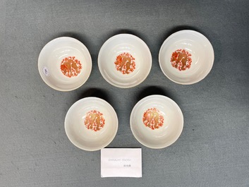 Cinq bols en porcelaine de Chine famille rose &agrave; d&eacute;cor de dragons et de ph&eacute;nix, marque et &eacute;poque de Guangxu