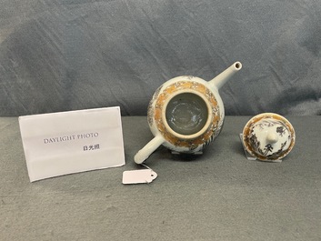 Une th&eacute;i&egrave;re couverte en porcelaine de Chine grisaille et dor&eacute;e &agrave; d&eacute;cor de buffles, Yongzheng