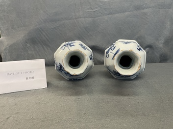 Een paar blauw-witte Delftse chinoiserie vazen, eind 17e eeuw