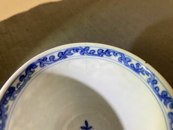 Une tasse couverte et soucoupe en porcelaine de Chine en bleu et blanc pour le march&eacute; fran&ccedil;ais, Kangxi