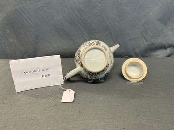 Une th&eacute;i&egrave;re couverte en porcelaine de Chine grisaille et dor&eacute;e &agrave; d&eacute;cor de buffles, Yongzheng